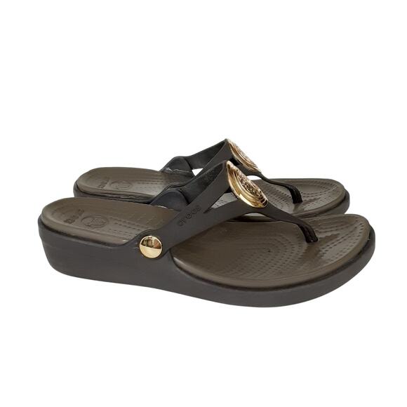 Crocs Sanrah Thong Sandals Gold Medallion Flip Flops Brown Womens 7 Dress Shoes - Picture 4 of 9